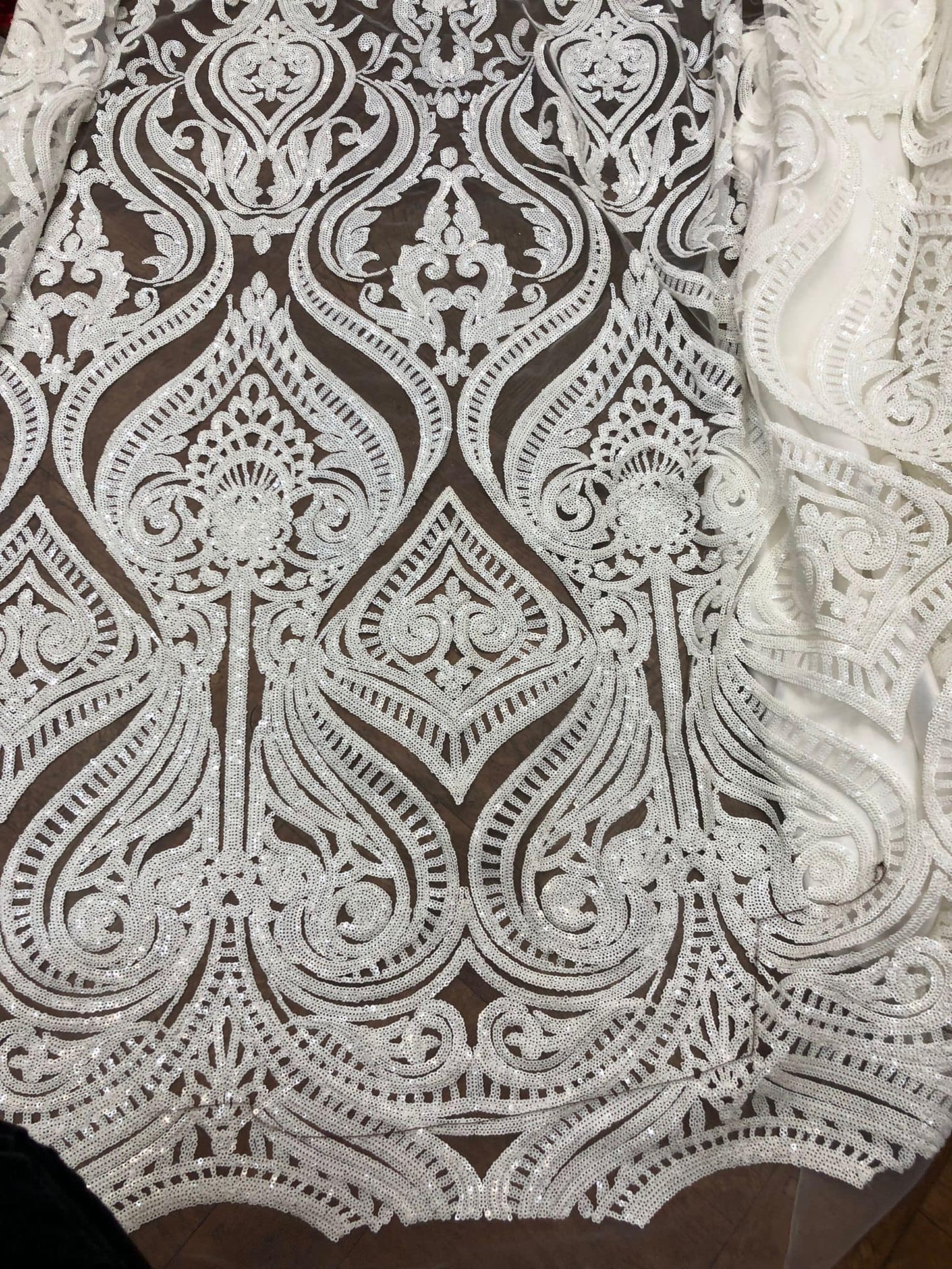 Broderie accesorizata cu paiete, alba