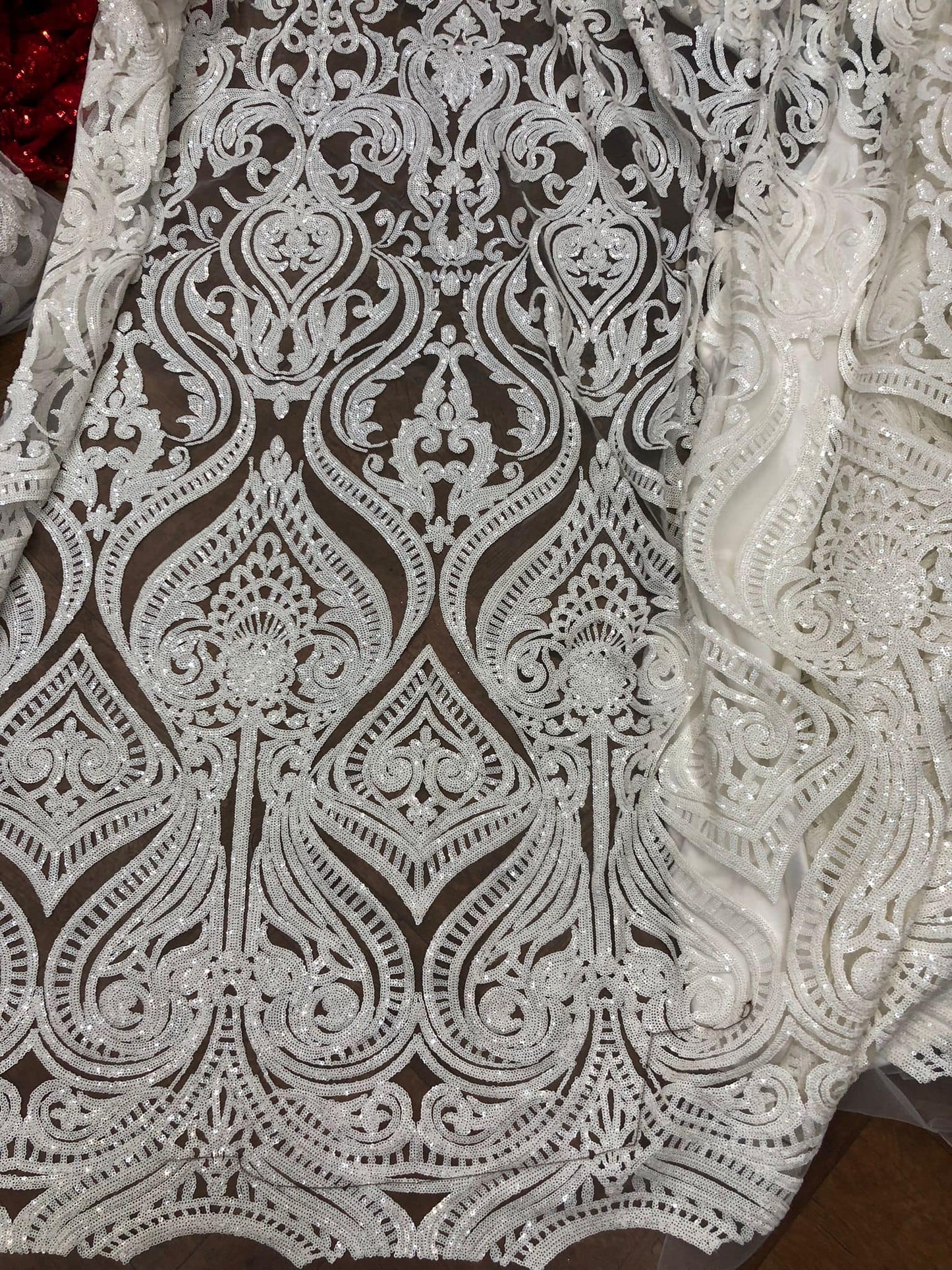 Broderie accesorizata cu paiete, alba
