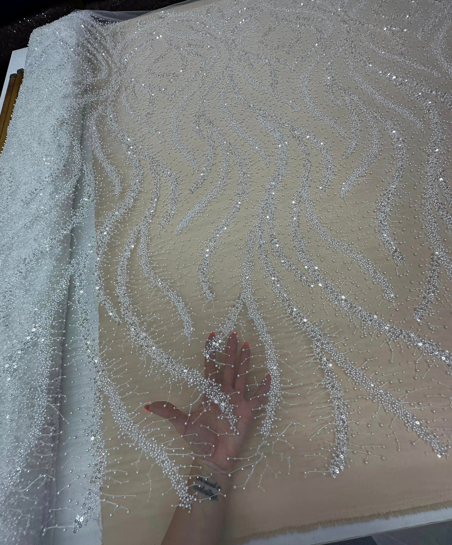Broderie accesorizata cu paiete si margele, Alb / MODEL ELLA