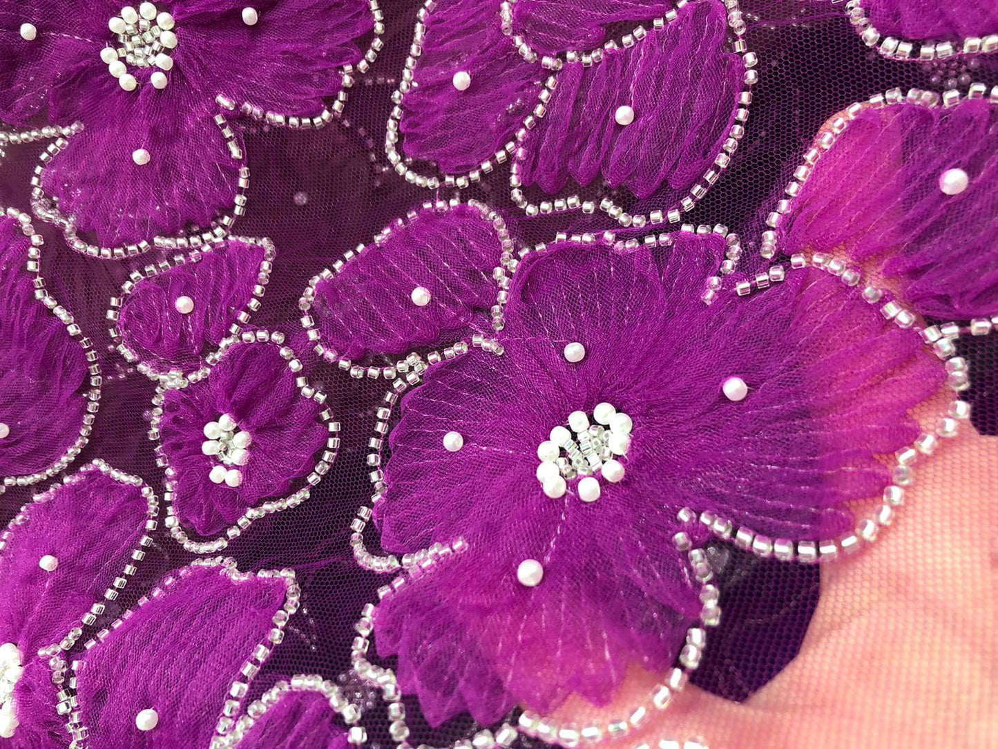 Broderie pe tulle cu floricele, Mov