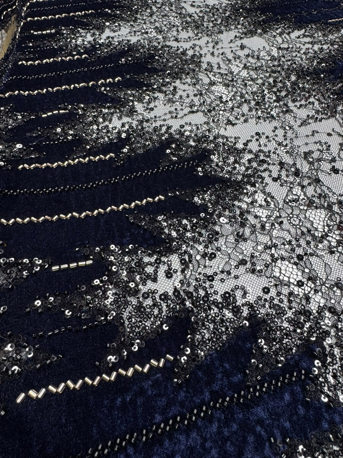 Catifea elastica, accesorizata cu dantela, paiete si margele - Bluemarin