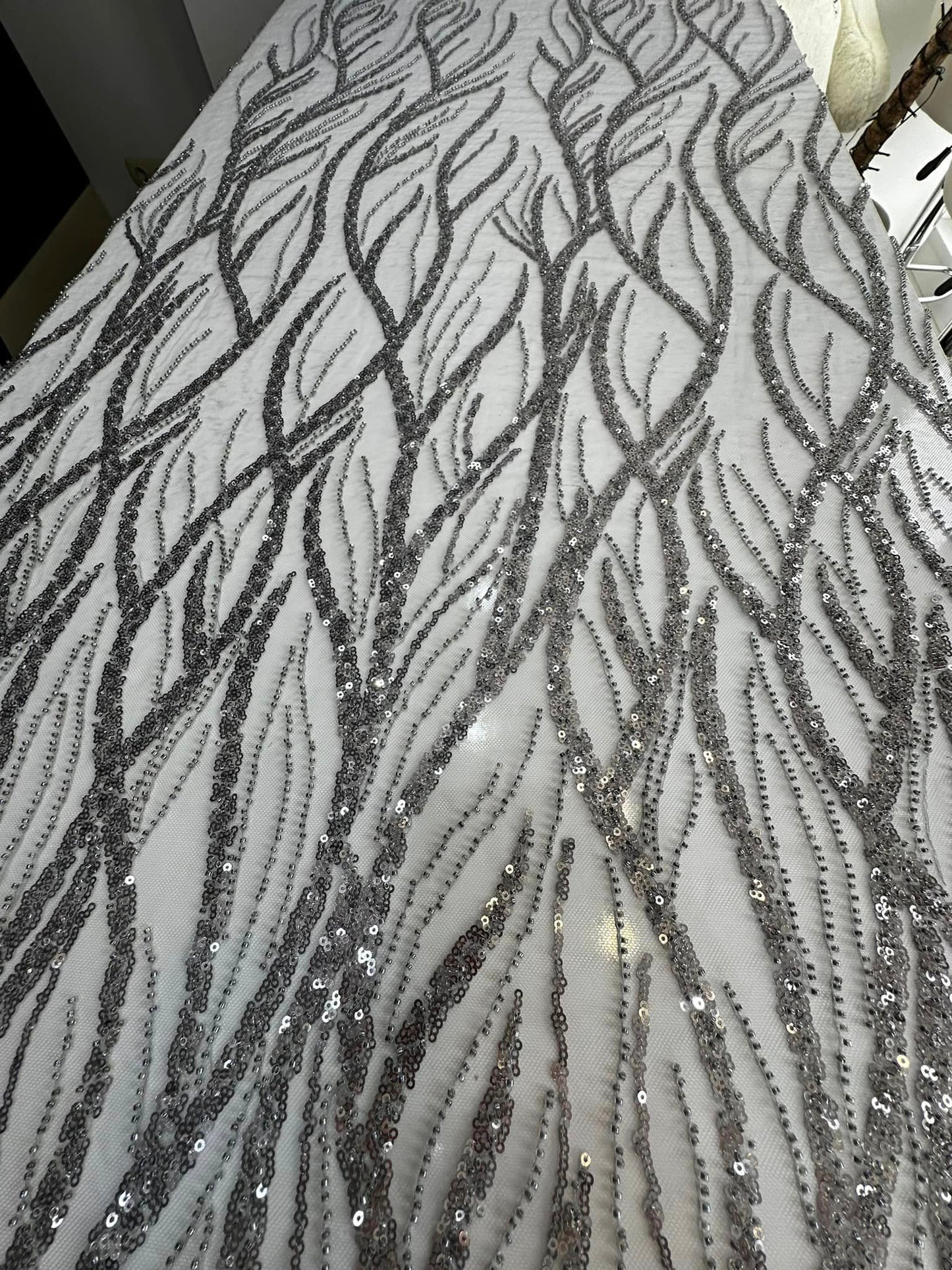 Broderie argintie, accesorizata cu paiete si margele / MODEL EMEL