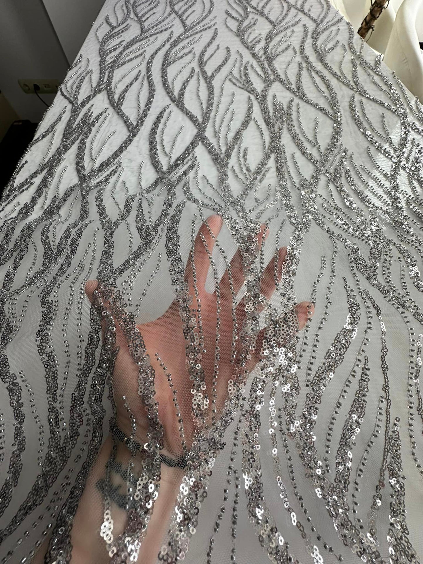 Broderie argintie, accesorizata cu paiete si margele / MODEL EMEL