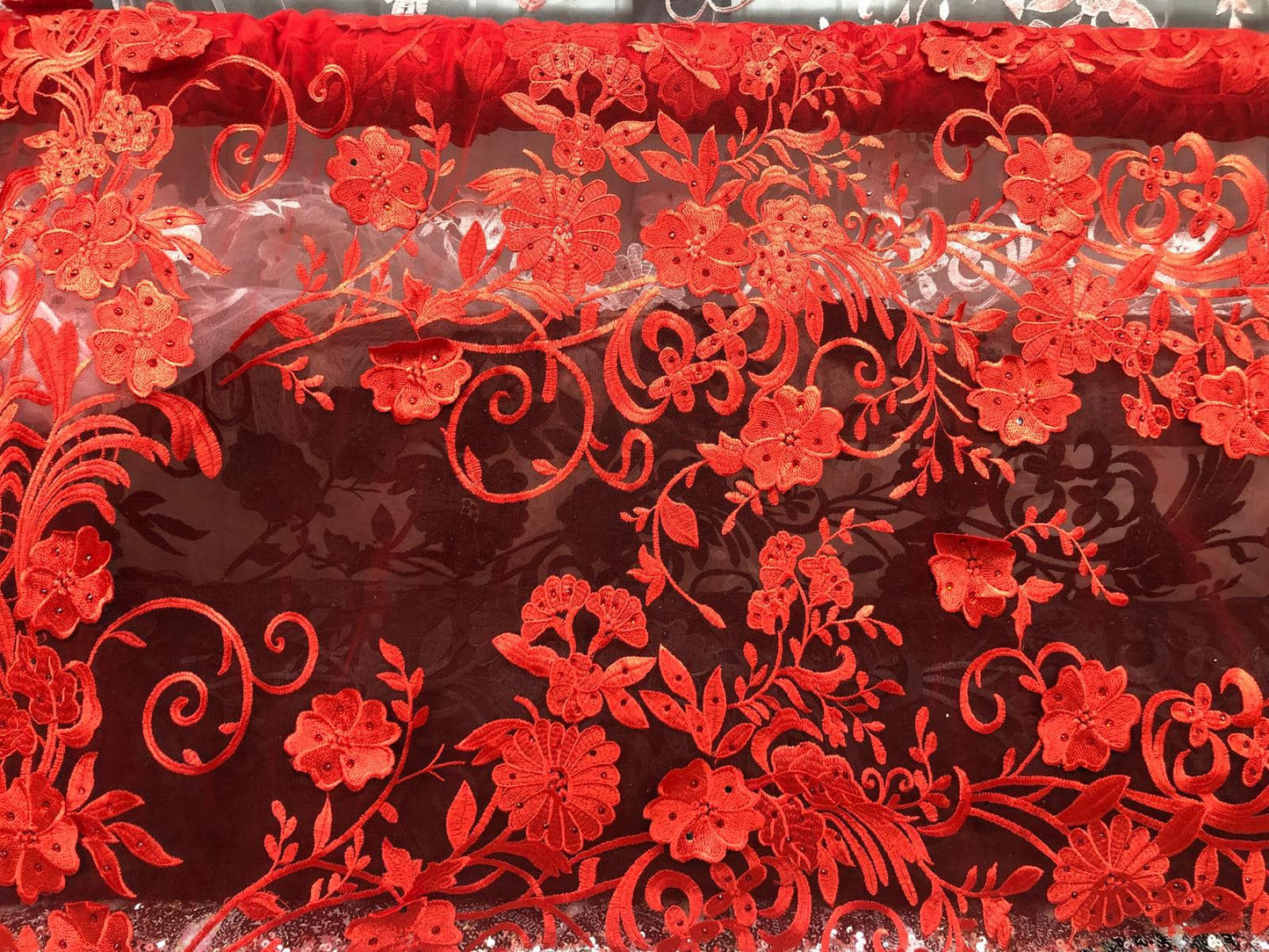 Broderie pe tulle cu flori 3D , Rosu / MODEL ALARA
