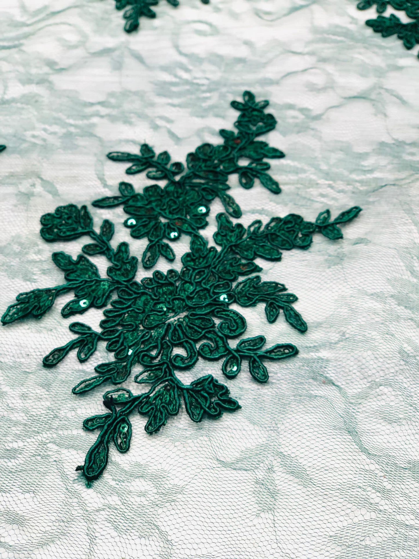Tulle brodat, accesorizat cu paiete , Verde