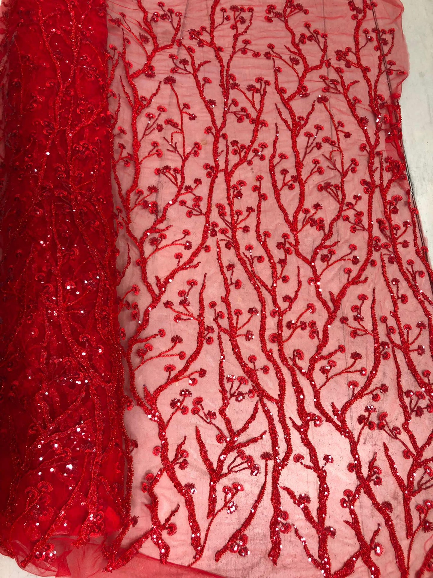 Broderie accesorizata cu paiete si margele, Rosu / MODEL MELIS