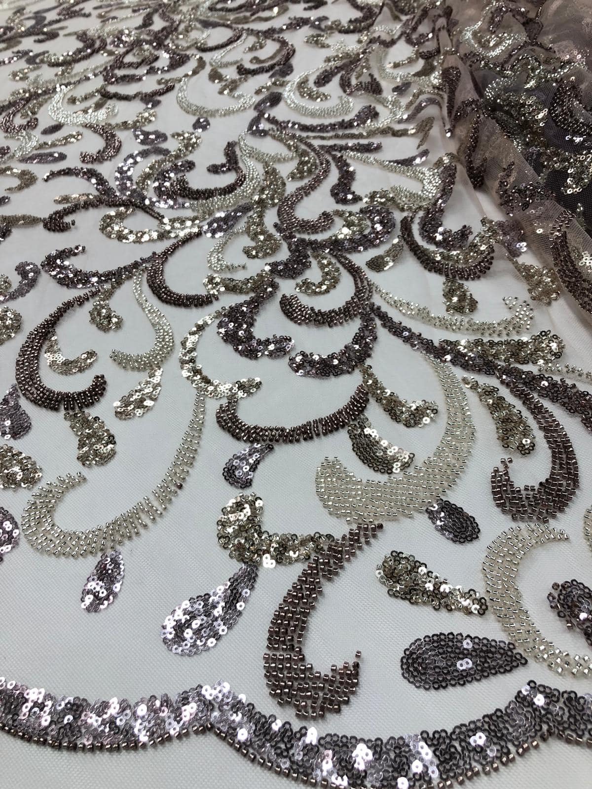 Broderie accesorizata cu paiete si margele / MODEL AMELIA - VARIANTA 2
