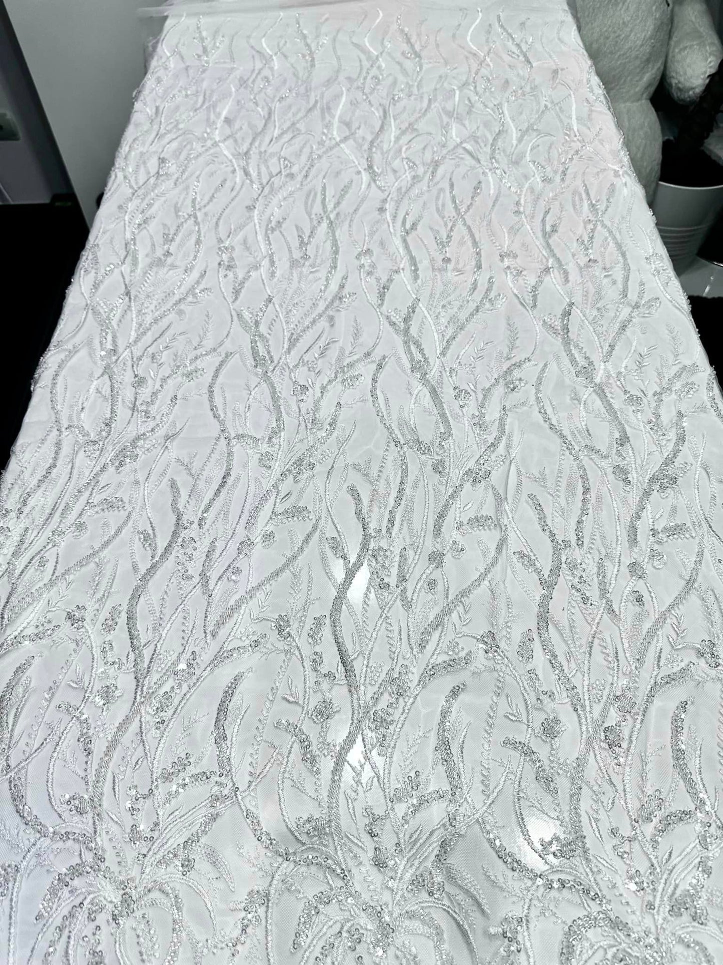 Broderie alba accesorizata cu margele / Model Zola