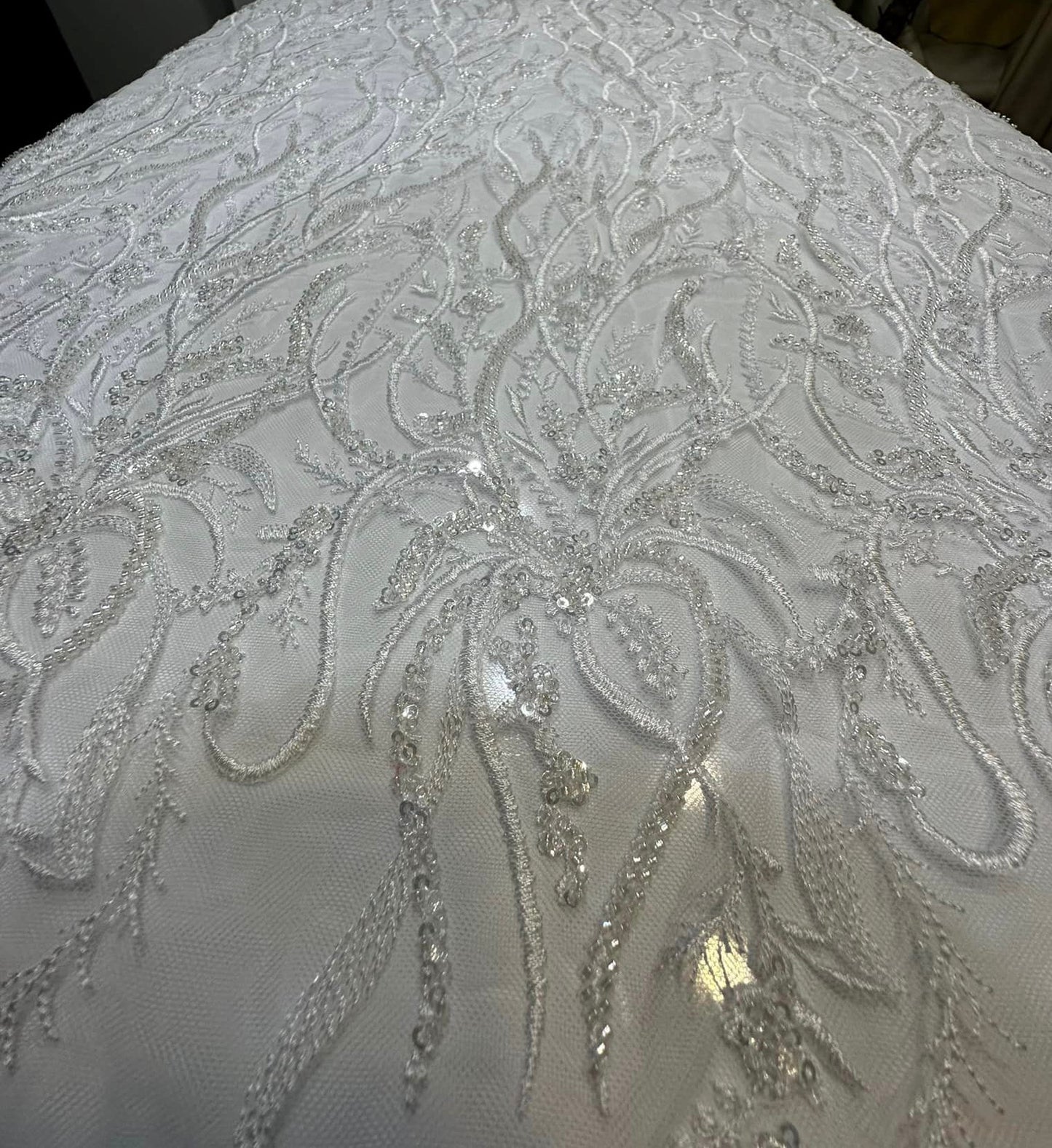 Broderie alba accesorizata cu margele / Model Zola