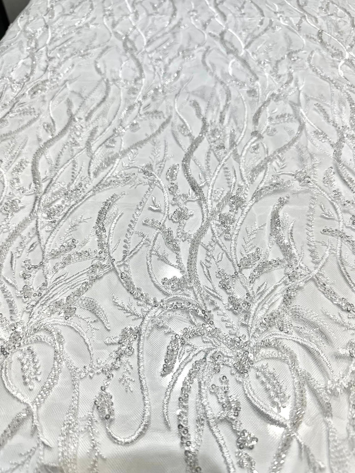 Broderie alba accesorizata cu margele / Model Zola