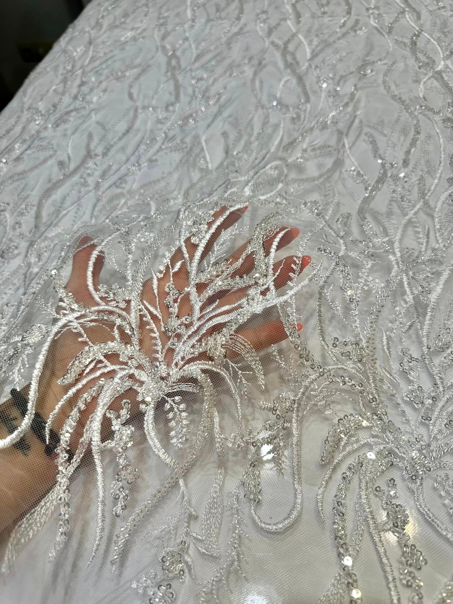 Broderie alba accesorizata cu margele / Model Zola