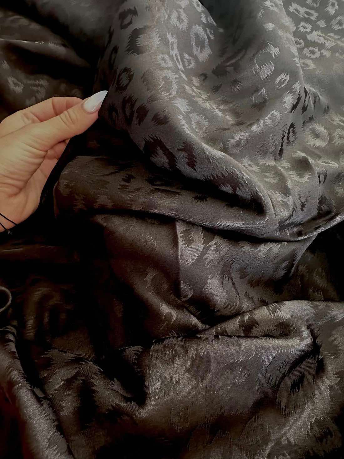 Satin Jacquard , Model Leopard, Negru , Cupon Disponibil 7,80m