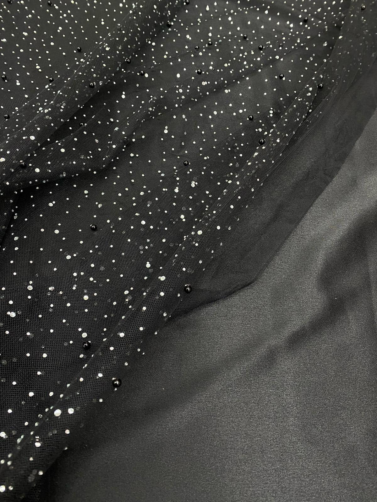 Tulle negru accesorizat cu strasuri si perle argintii