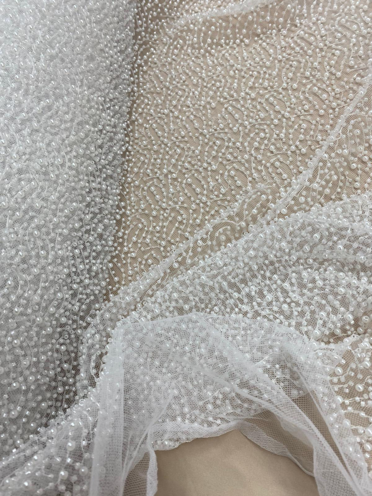 Tulle accesorizat cu perle si margele tubulare , Alb - MODEL HACER
