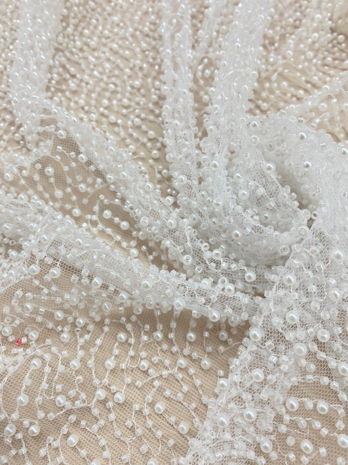 Tulle accesorizat cu perle si margele tubulare , Alb - MODEL HACER