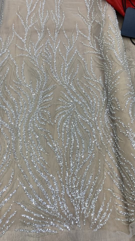 Broderie argintie pe suport de tulle nude, accesorizata cu paiete si margele - MODEL LAVY