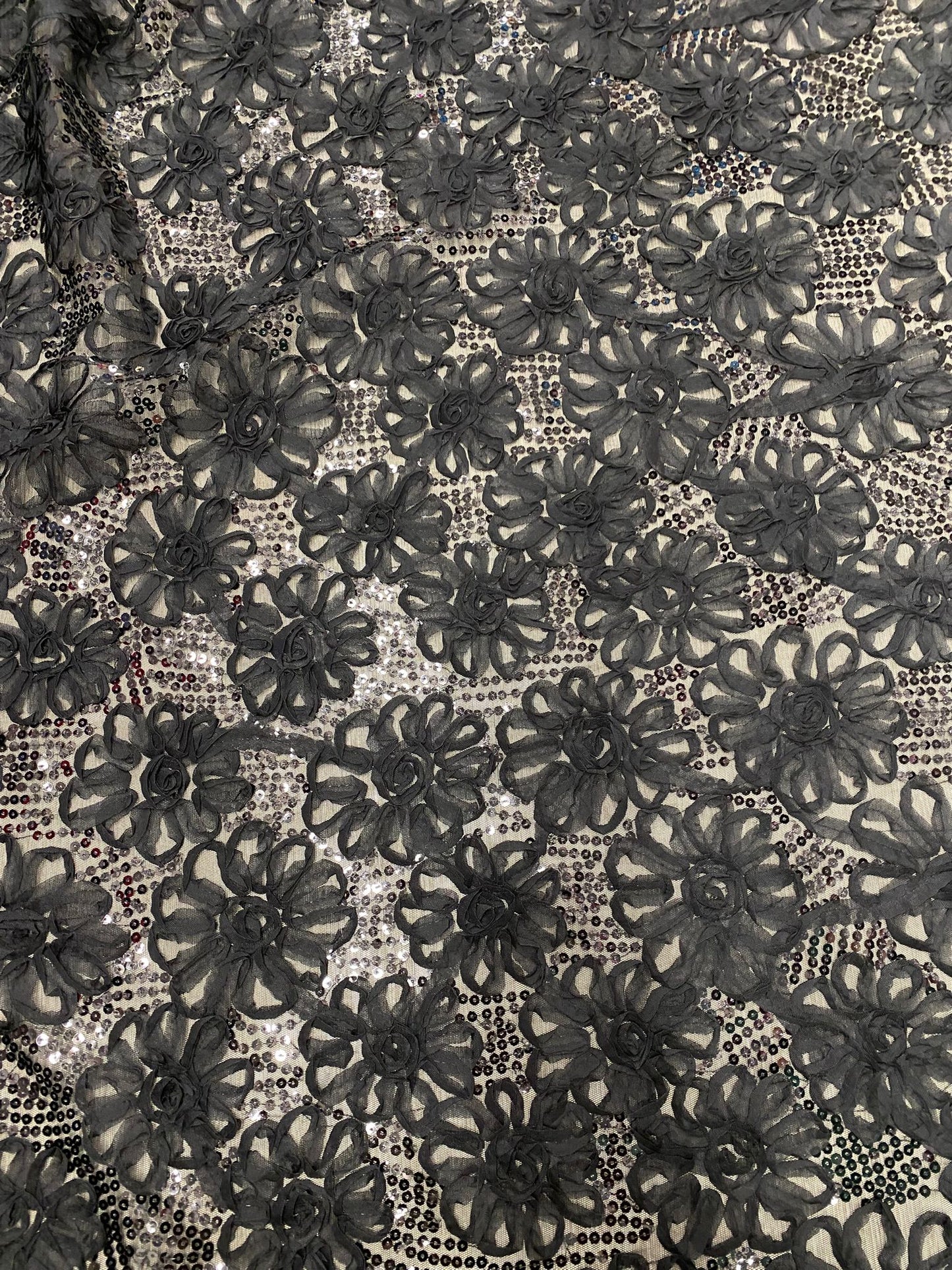 Broderie neagra, accesorizata cu paiete incolore , model floral