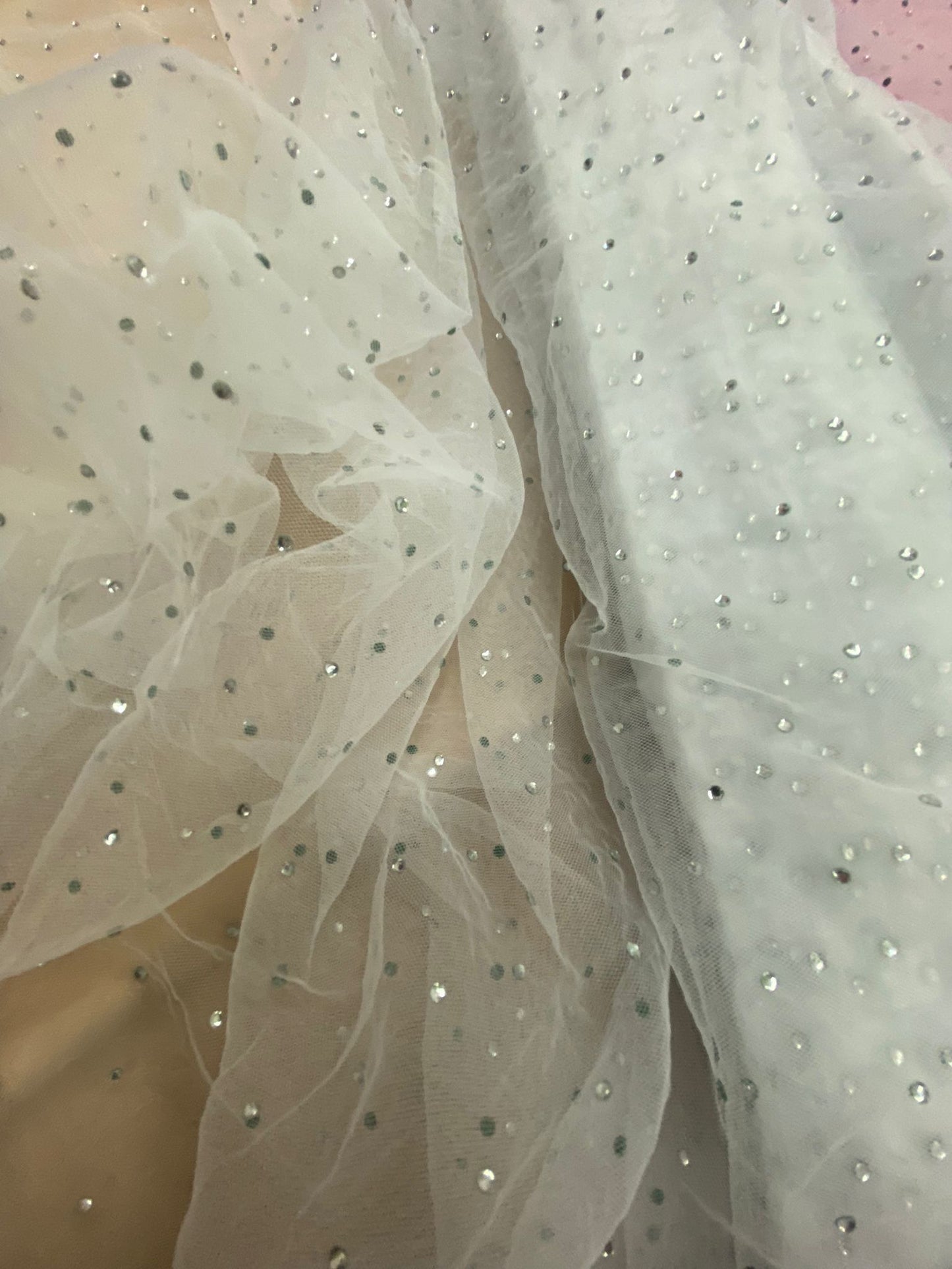 Tulle accesorizat cu strasuri, Alb
