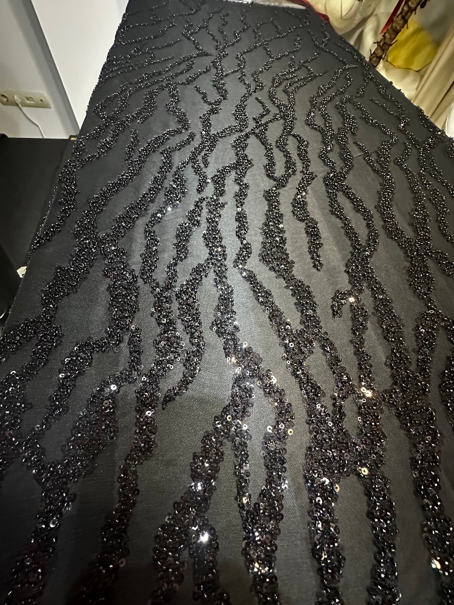 Broderie accesorizata cu paiete si margele, Negru - MODEL AZIZE