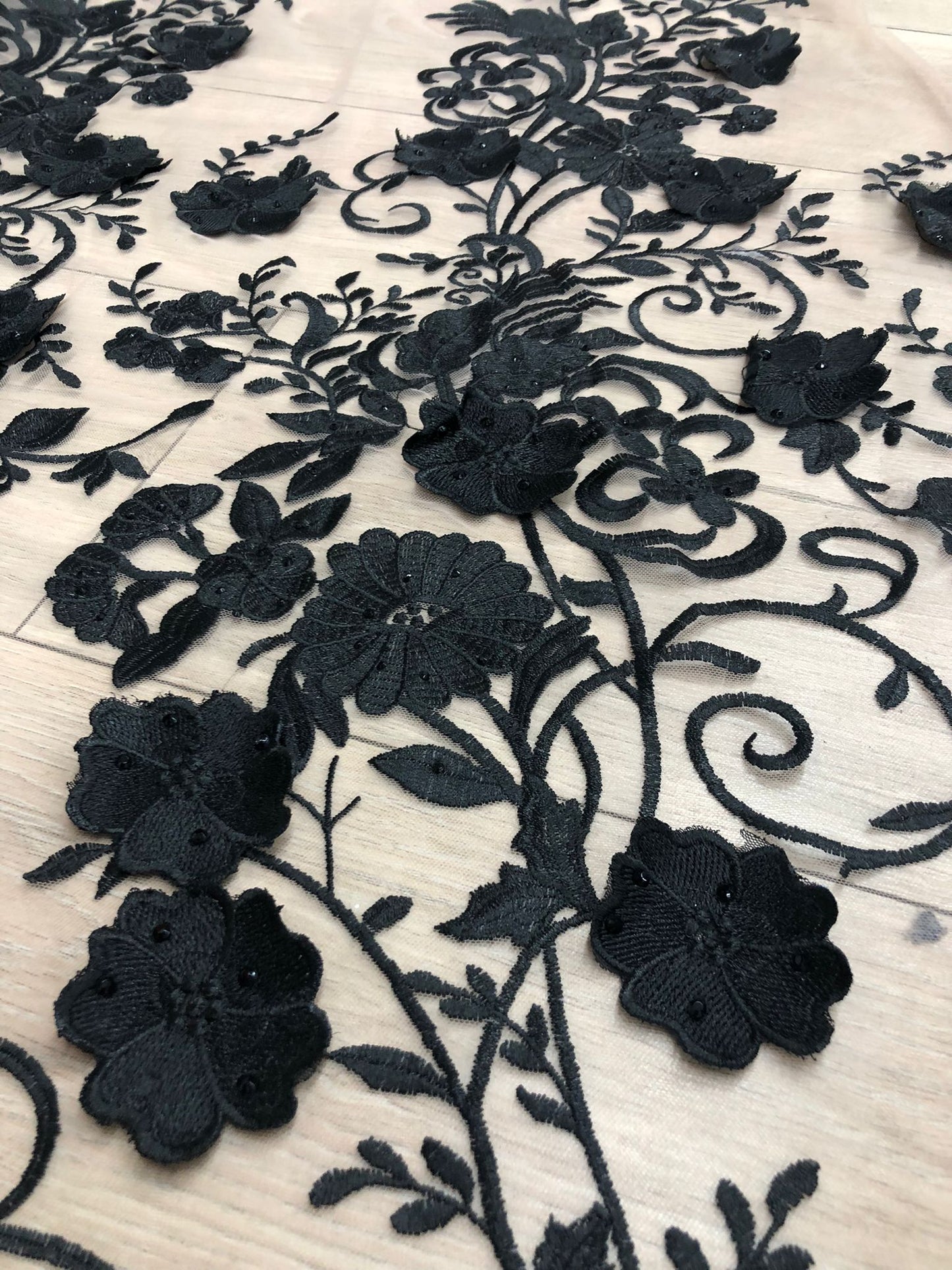 Broderie pe tulle cu flori 3D , Negru / MODEL ALARA