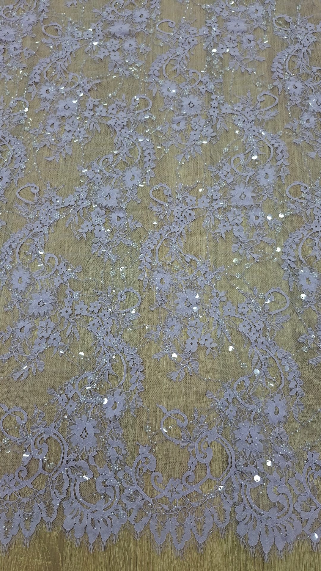 Dantela Chantily accesorizata cu paiete si margele, Mov Lila - CUPON 3M