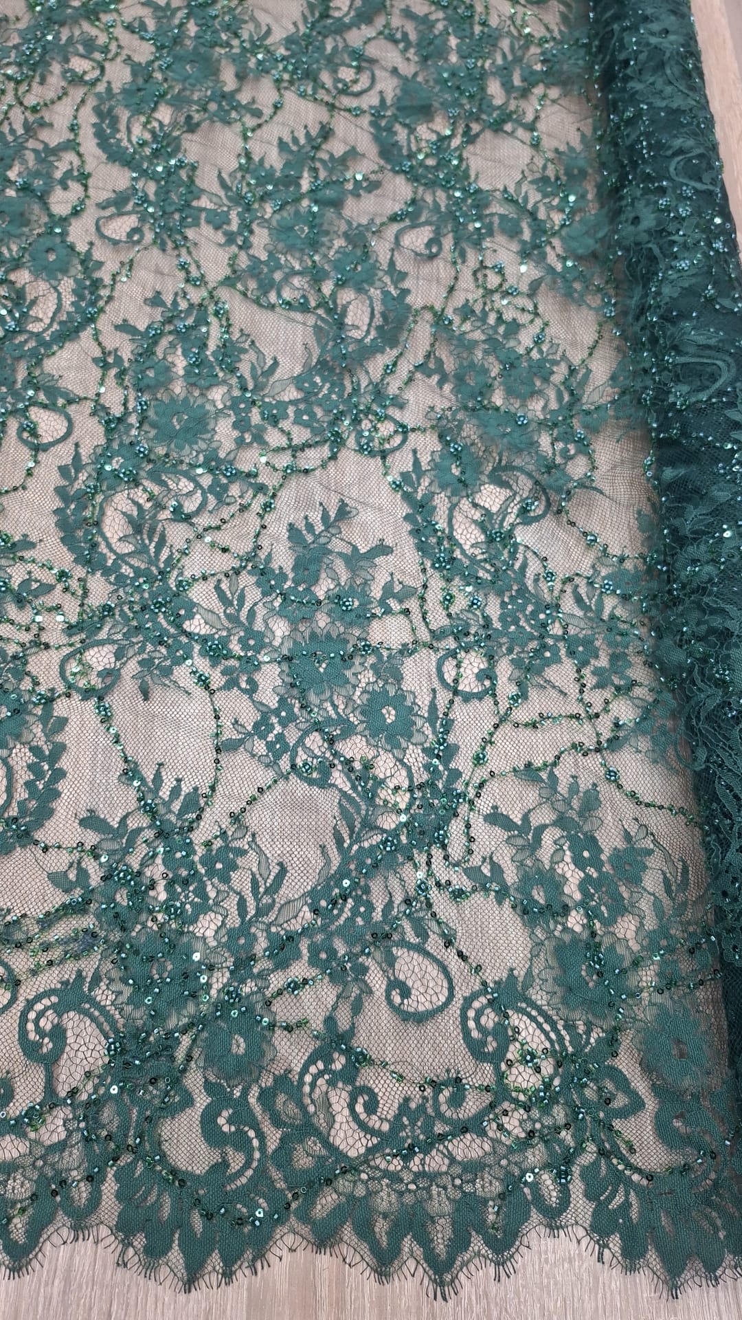 Dantela Chantily accesorizata cu paiete si margele, Verde