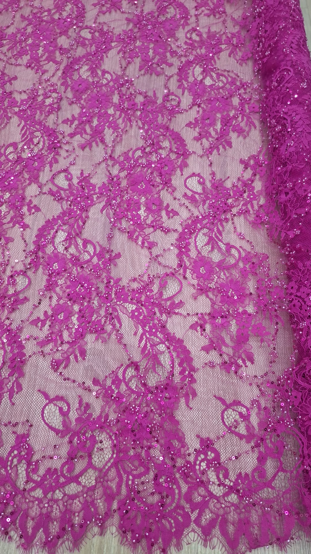Dantela Chantily accesorizata cu paiete si margele, Magenta