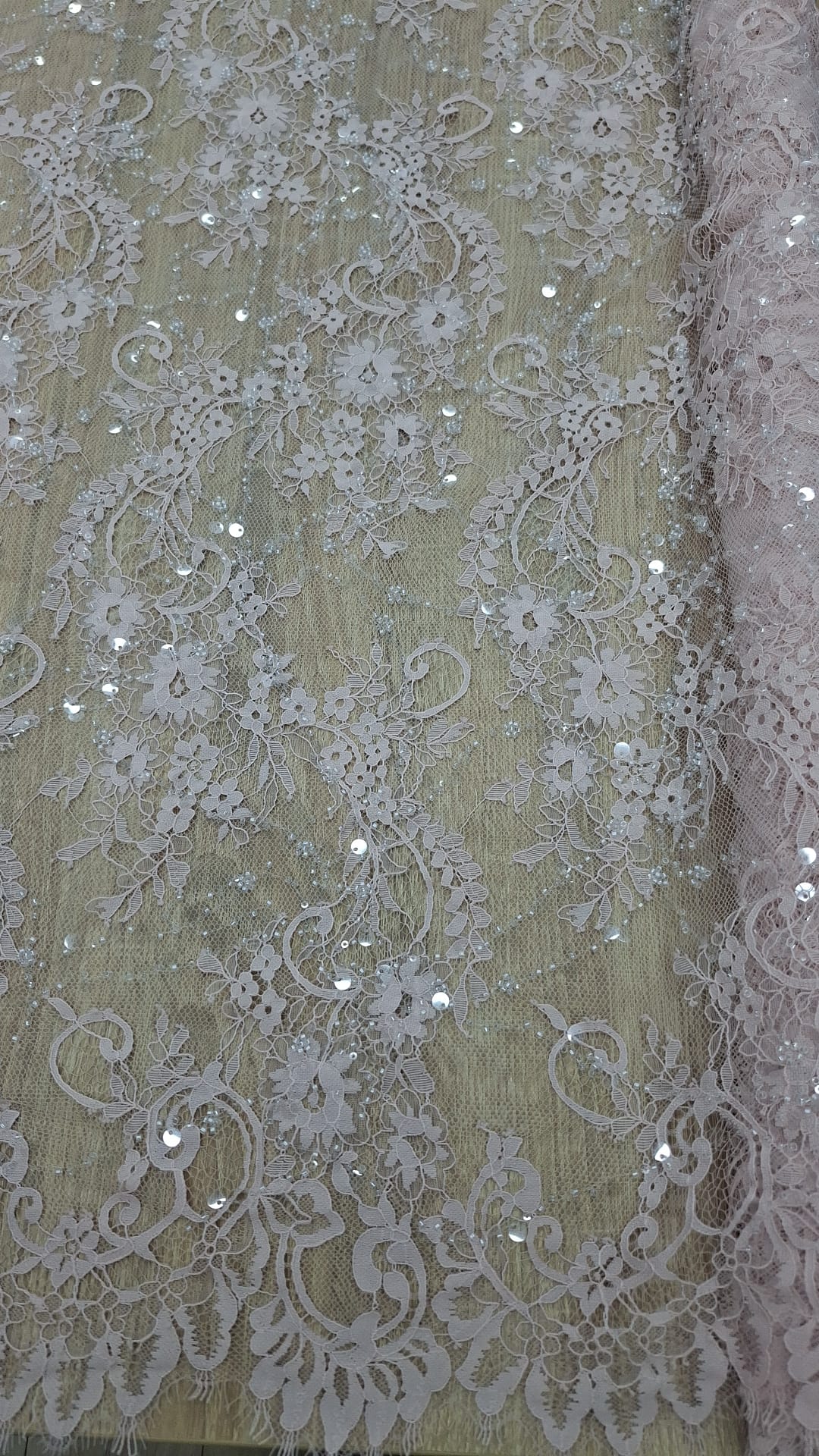 Dantela Chantily accesorizata cu paiete si margele, Bej-Rose