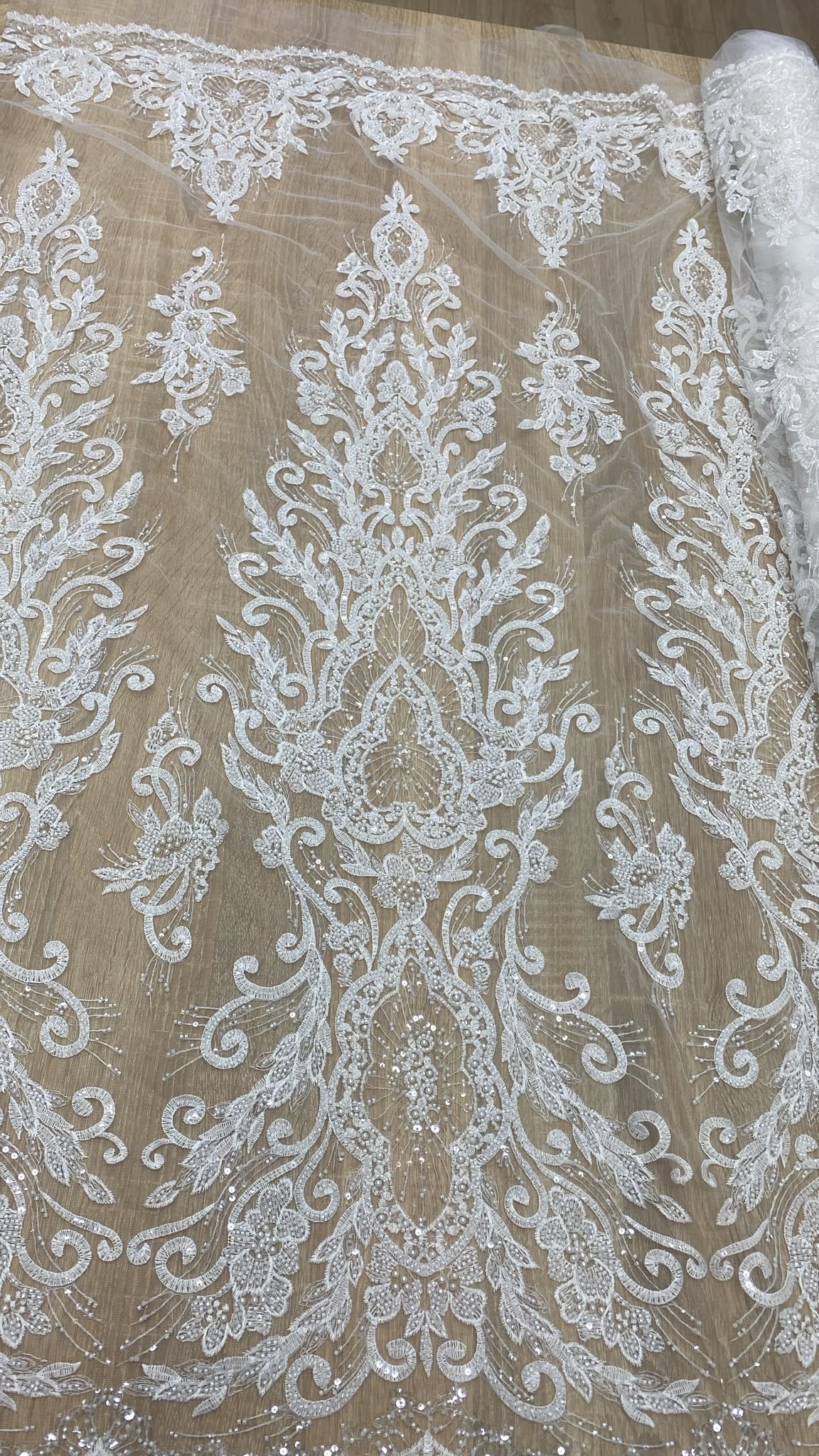 Broderie accesorizata cu paiete si margele , Alb - MODEL BERRIN