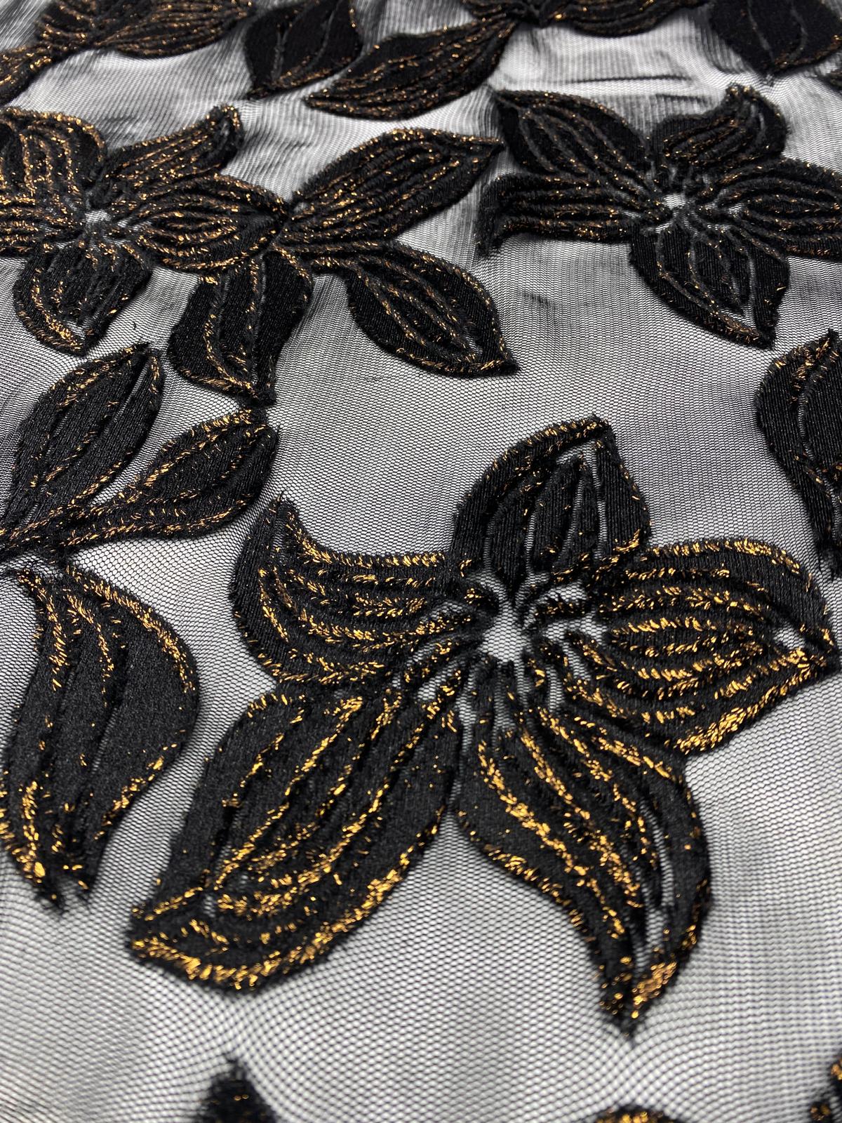 Broderie cu fir lame pe suport de tulle negru