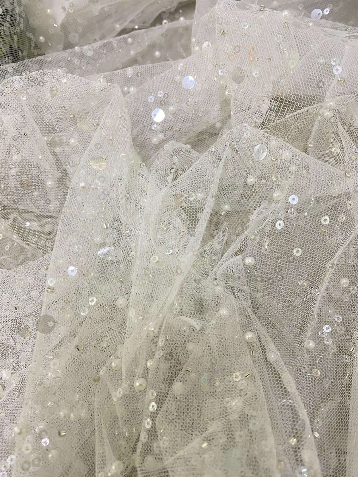 Tulle alb accesorizat cu paiete si margele albe - MODEL BIG
