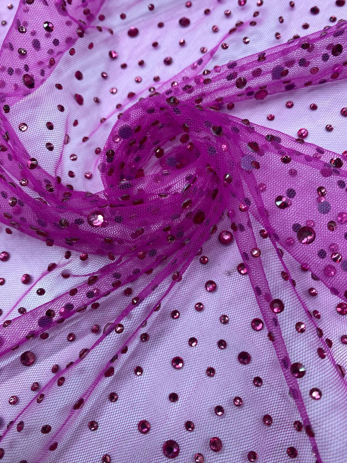Tulle accesorizat cu multe strasuri , Magenta