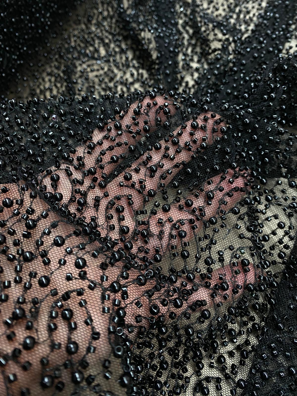 Tulle accesorizat cu perle si margele tubulare , Negru - MODEL HACER