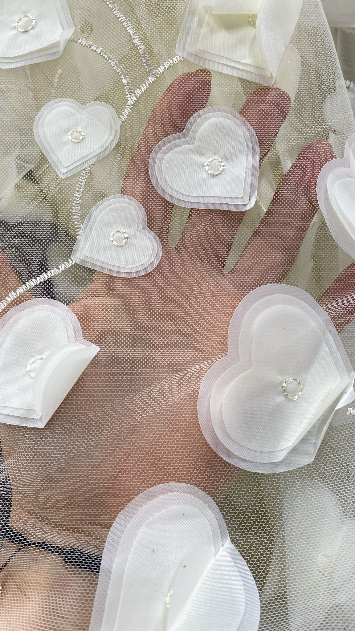 Tulle accesorizat cu aplicatii din organza , Alb