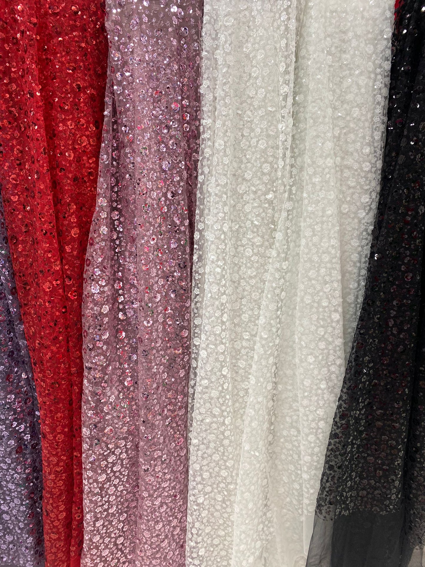 Tulle accesorizat cu floricele din paiete , Rosu