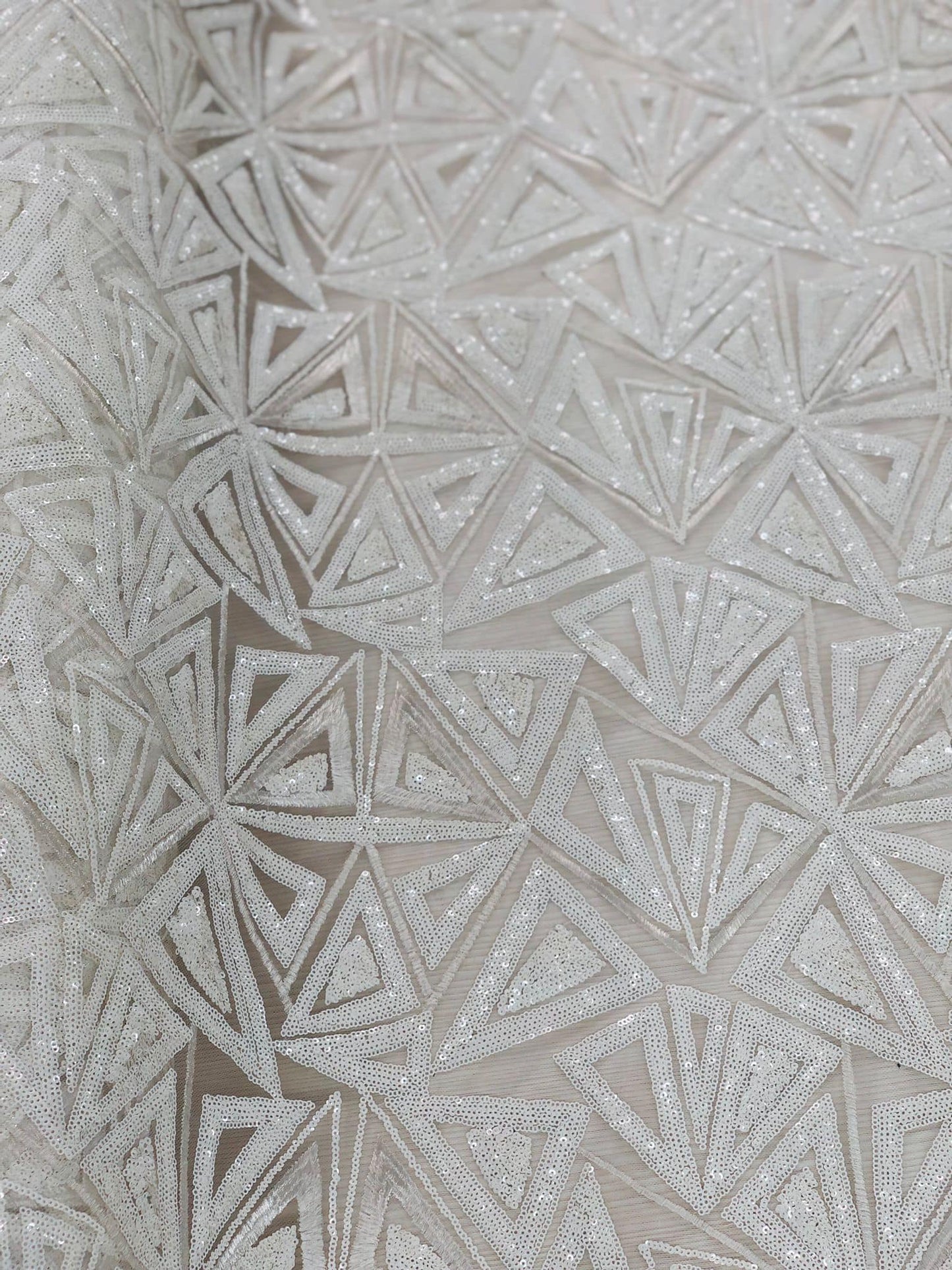 Broderie accesorizata cu paiete , Alb / MODEL IPEK