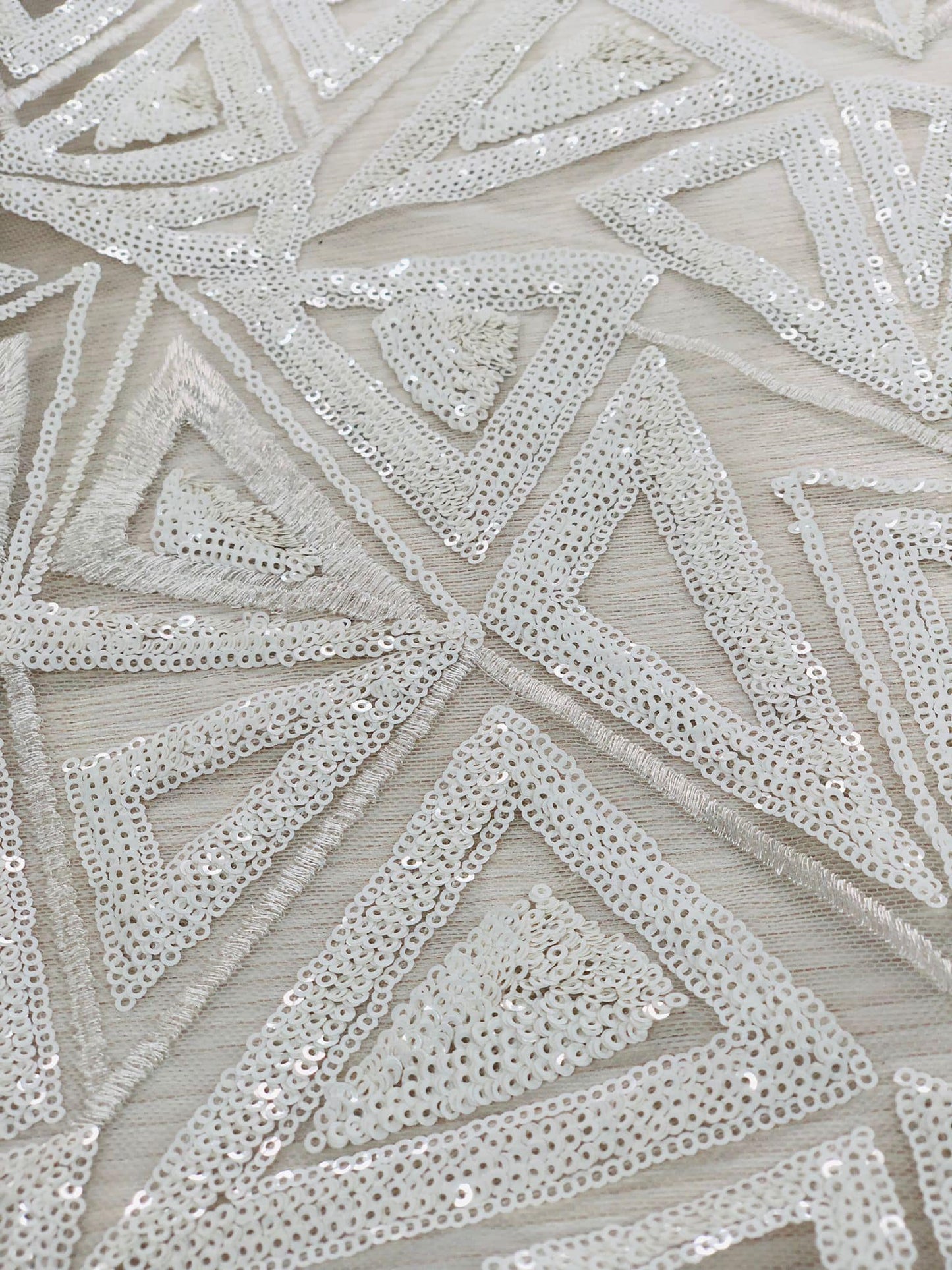 Broderie accesorizata cu paiete , Alb / MODEL IPEK