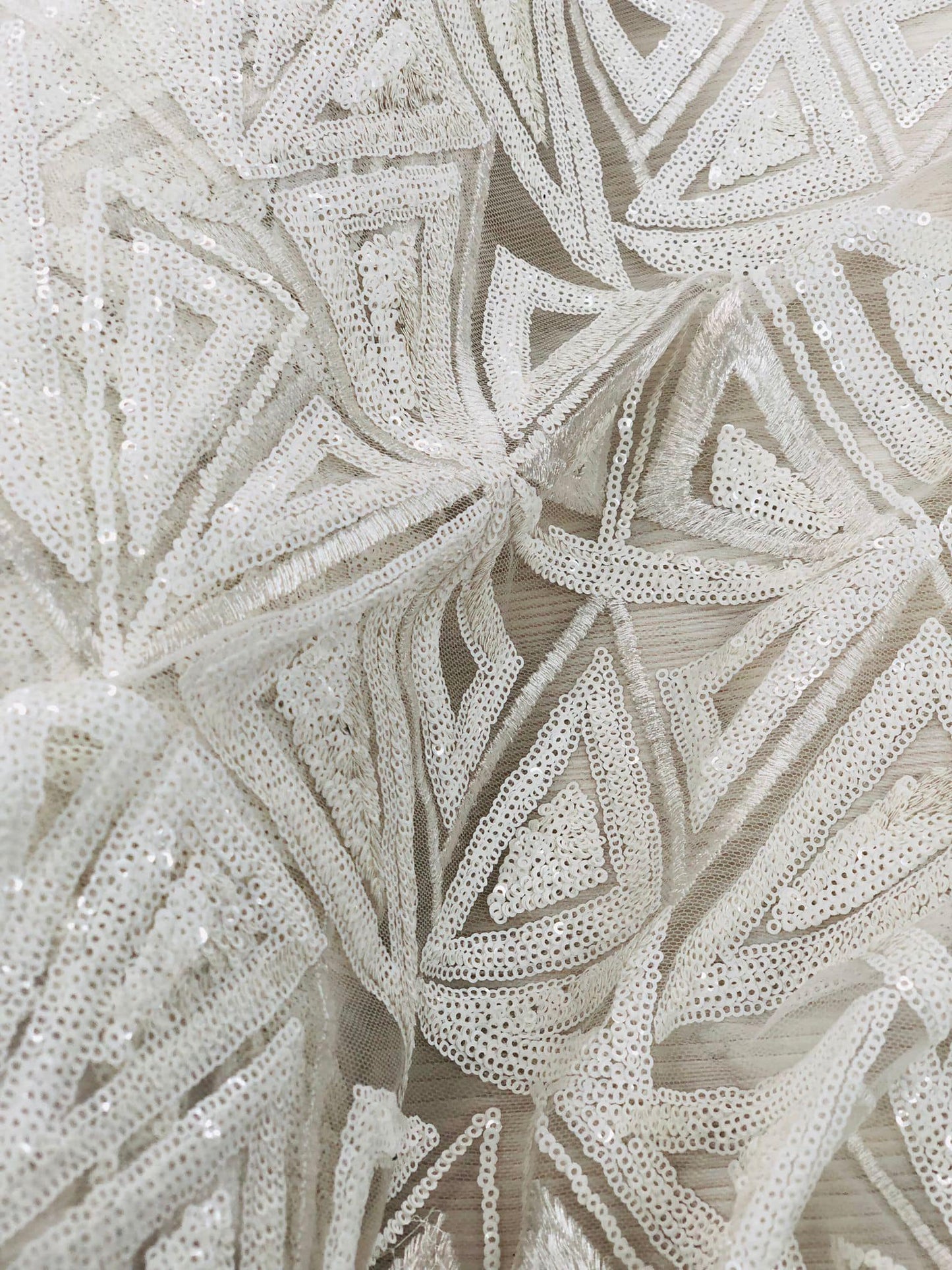 Broderie accesorizata cu paiete , Alb / MODEL IPEK