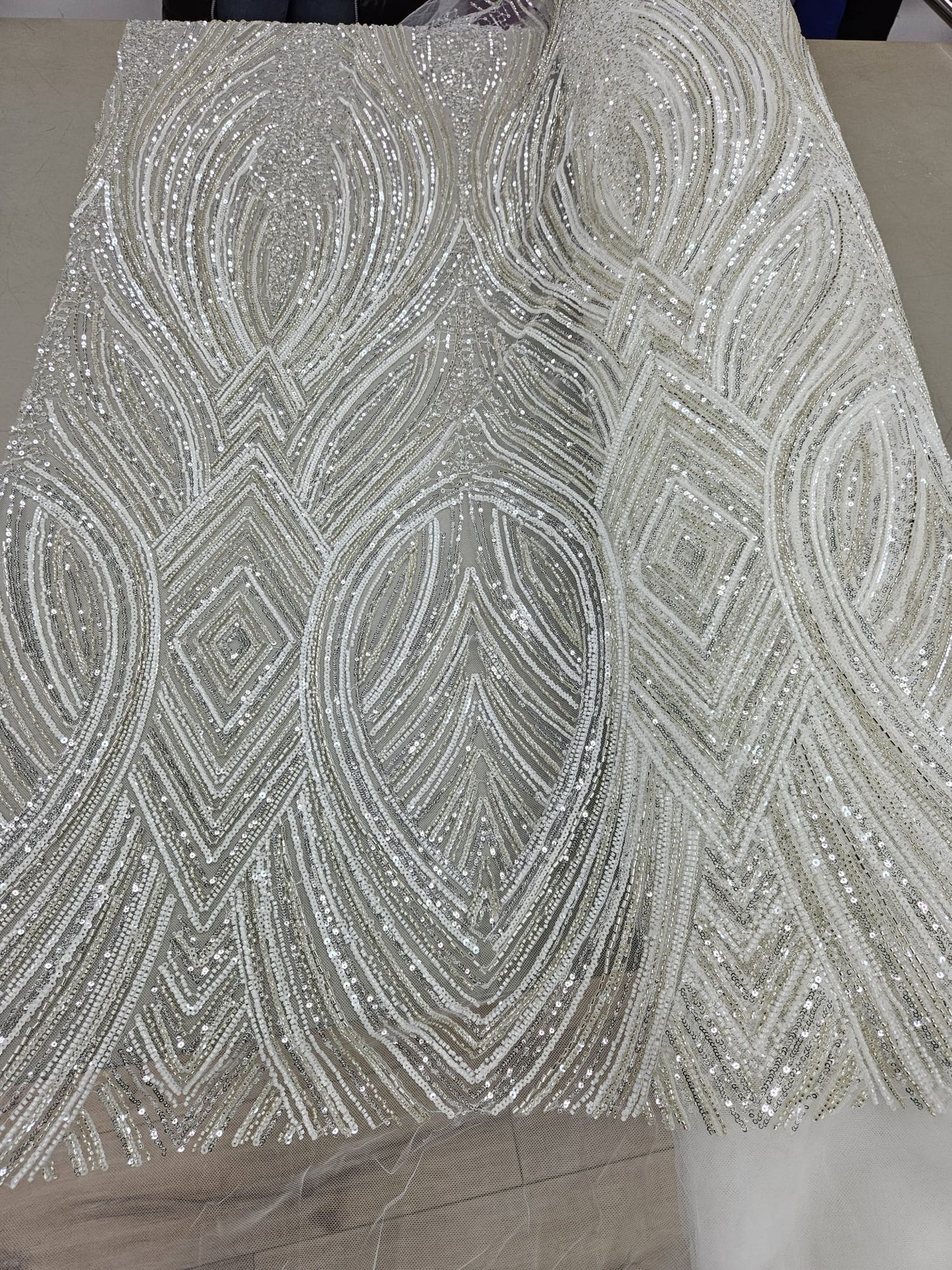 Broderie accesorizata cu paiete si margele tubulare , Alb- MODEL GEO