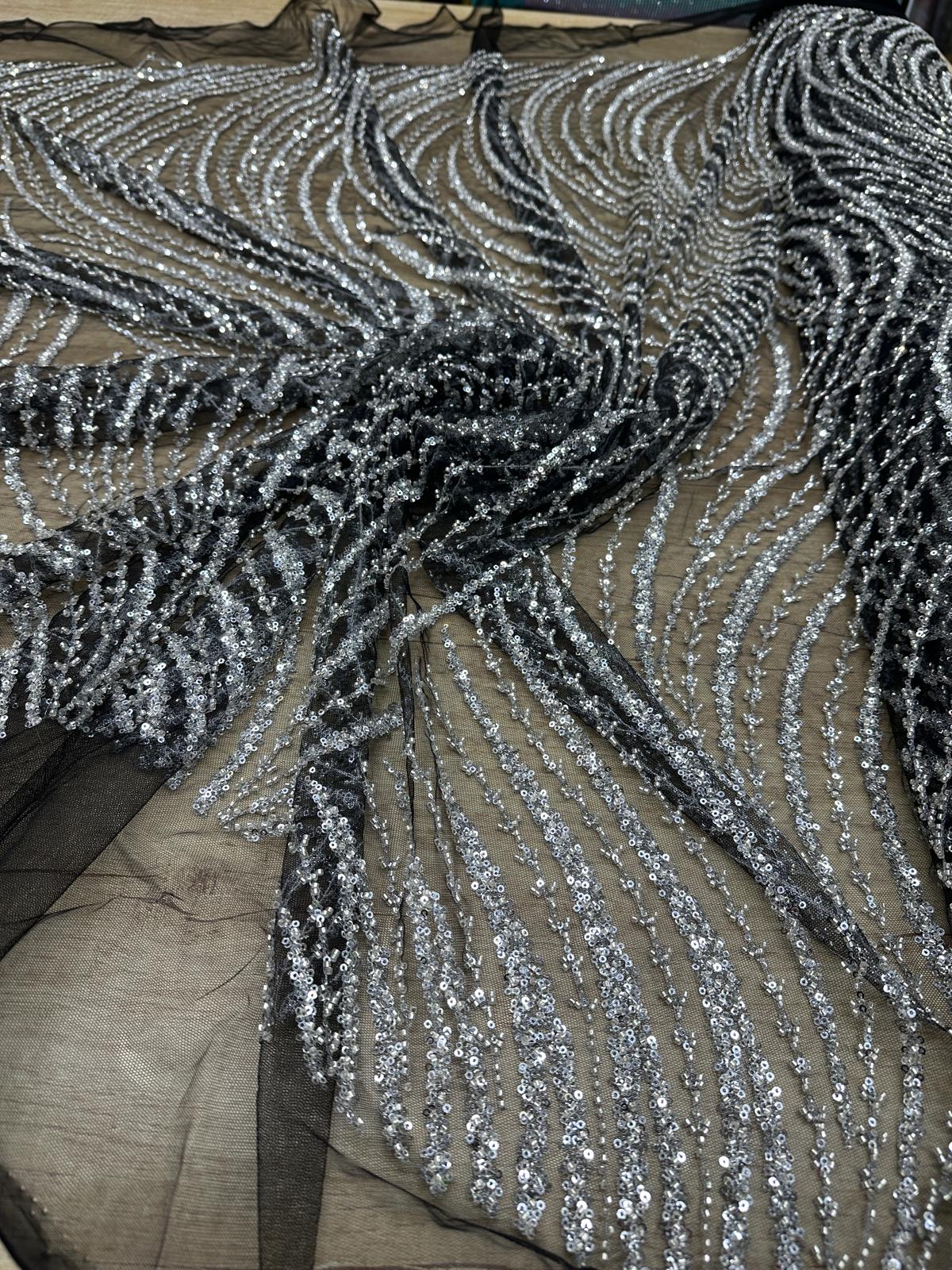 Broderie accesorizata cu paiete si margele, Argintiu pe tulle negru - MODEL ARRY