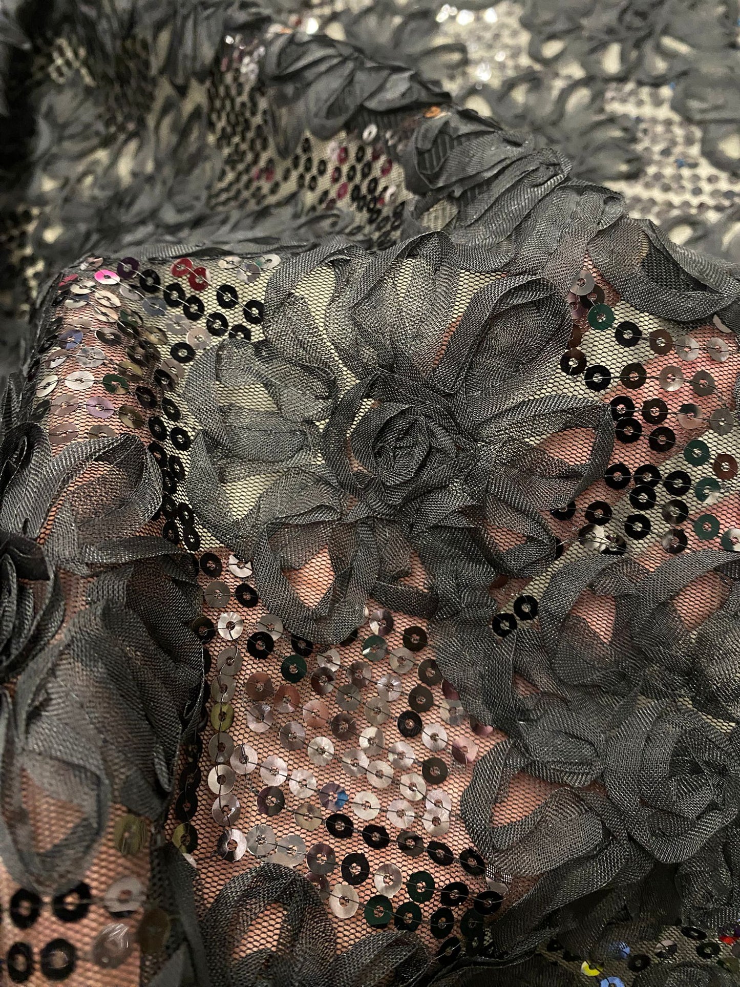 Broderie neagra, accesorizata cu paiete incolore , model floral