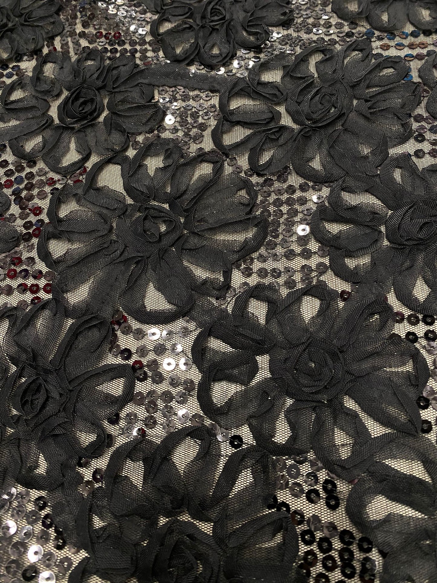 Broderie neagra, accesorizata cu paiete incolore , model floral