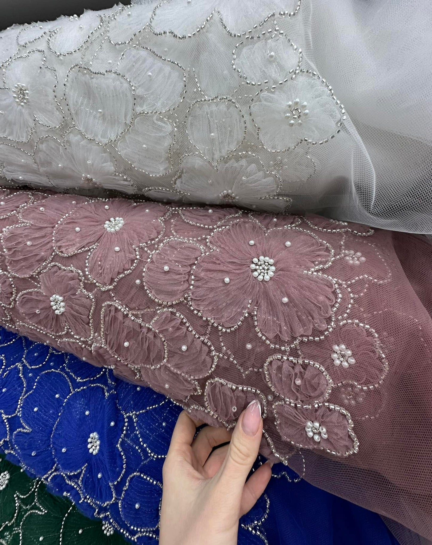 Broderie pe tulle cu floricele , Roz pudra