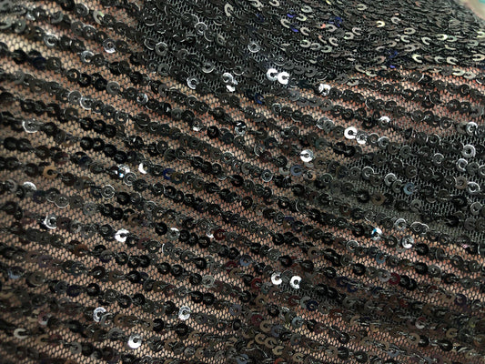 Paiete negre, pe tulle
