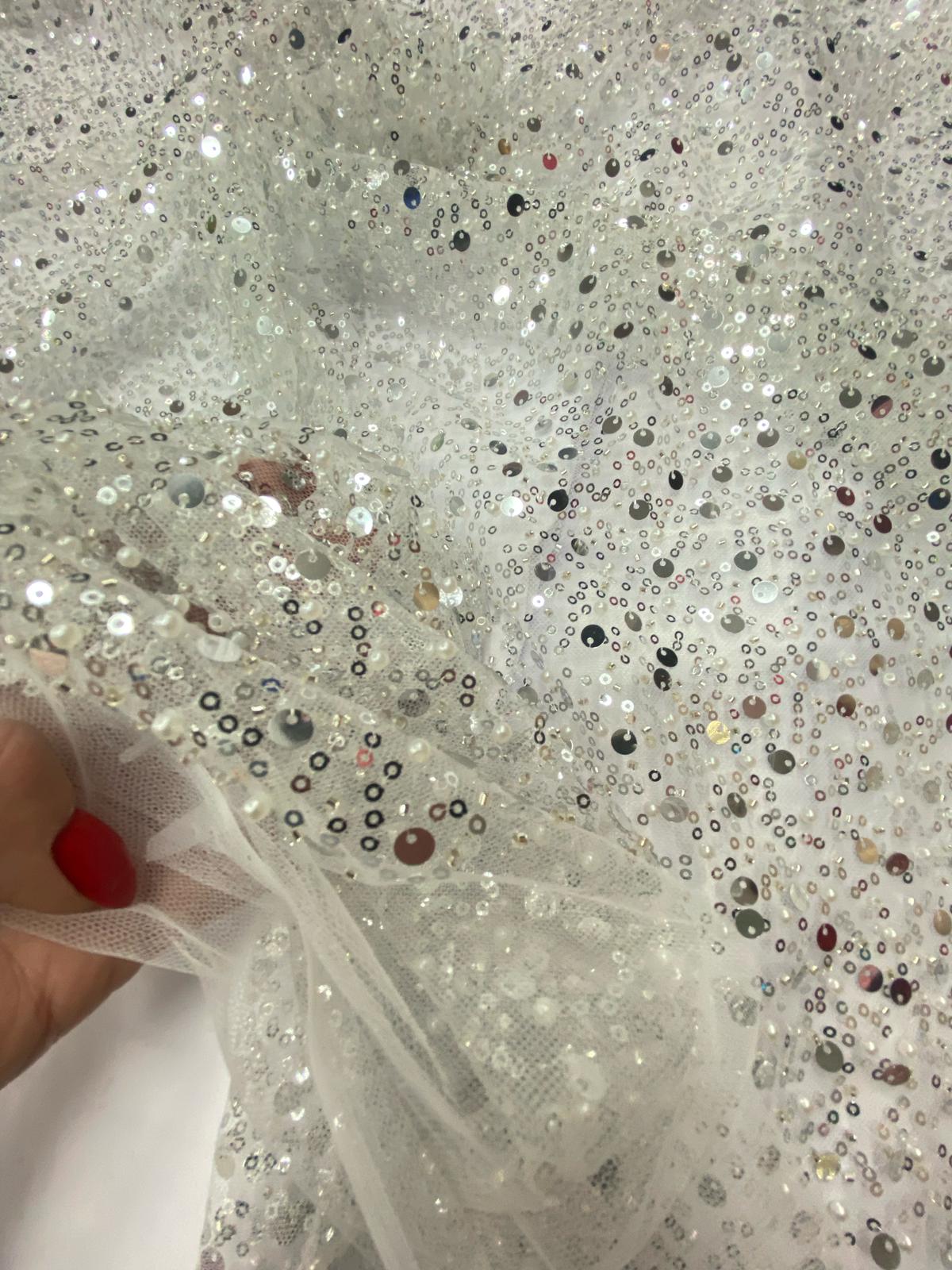 Tulle alb accesorizat cu paiete argintiu deschis si margele albe - MODEL BIG