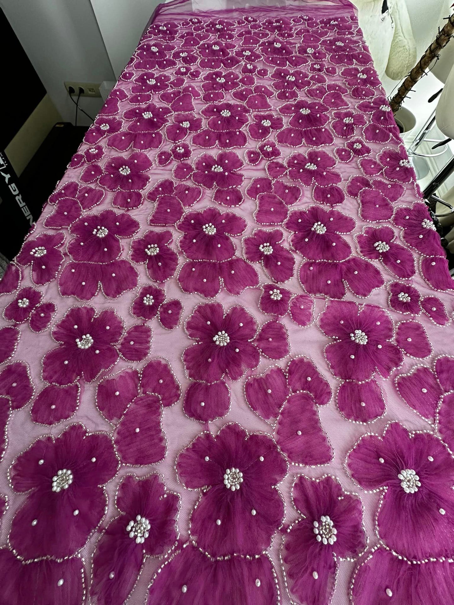 Broderie pe tulle cu floricele, Mov