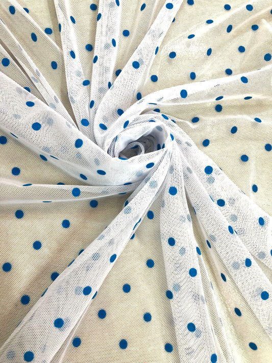 Tulle alb cu buline blue, din catifea