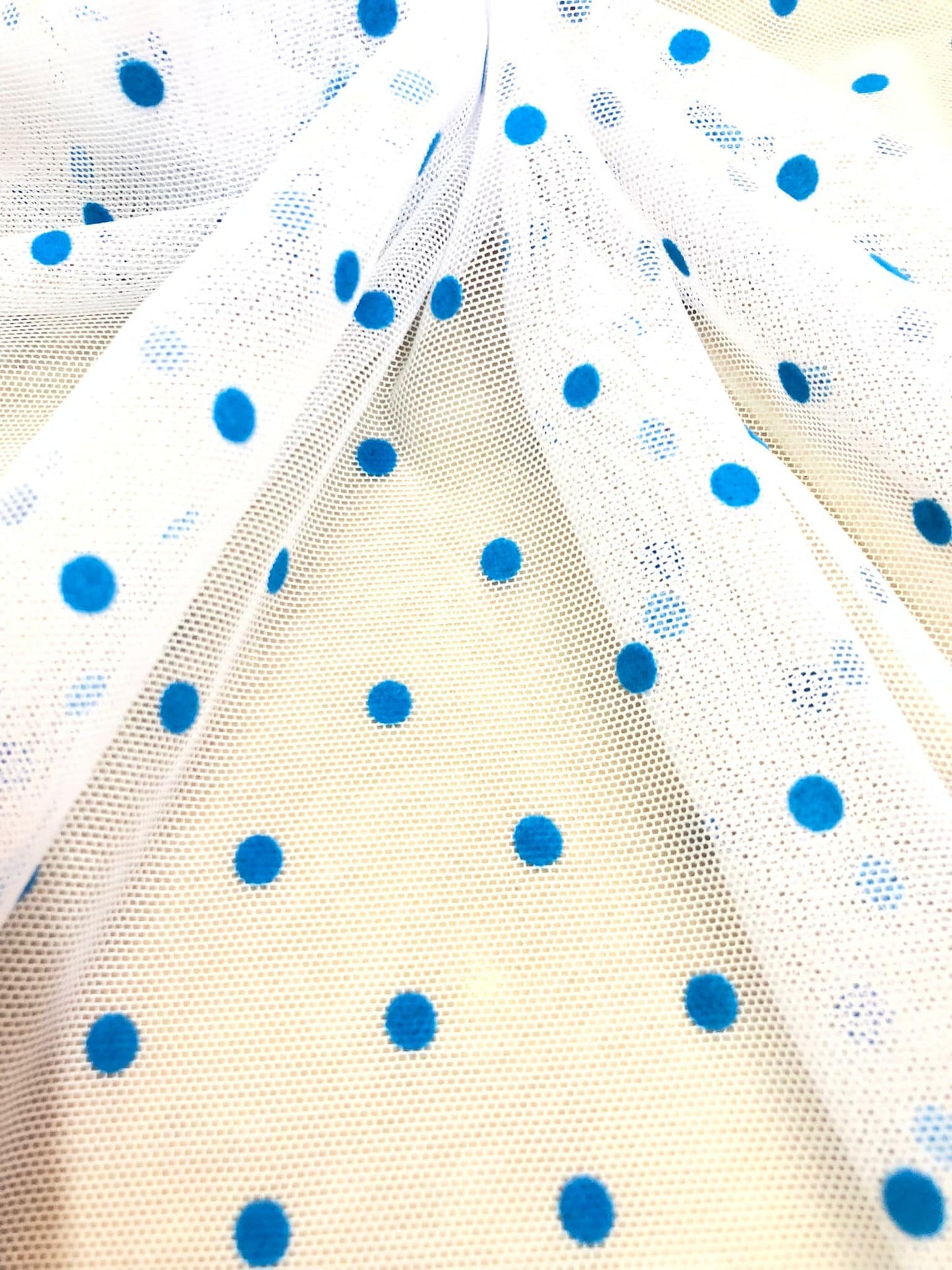 Tulle alb cu buline blue, din catifea