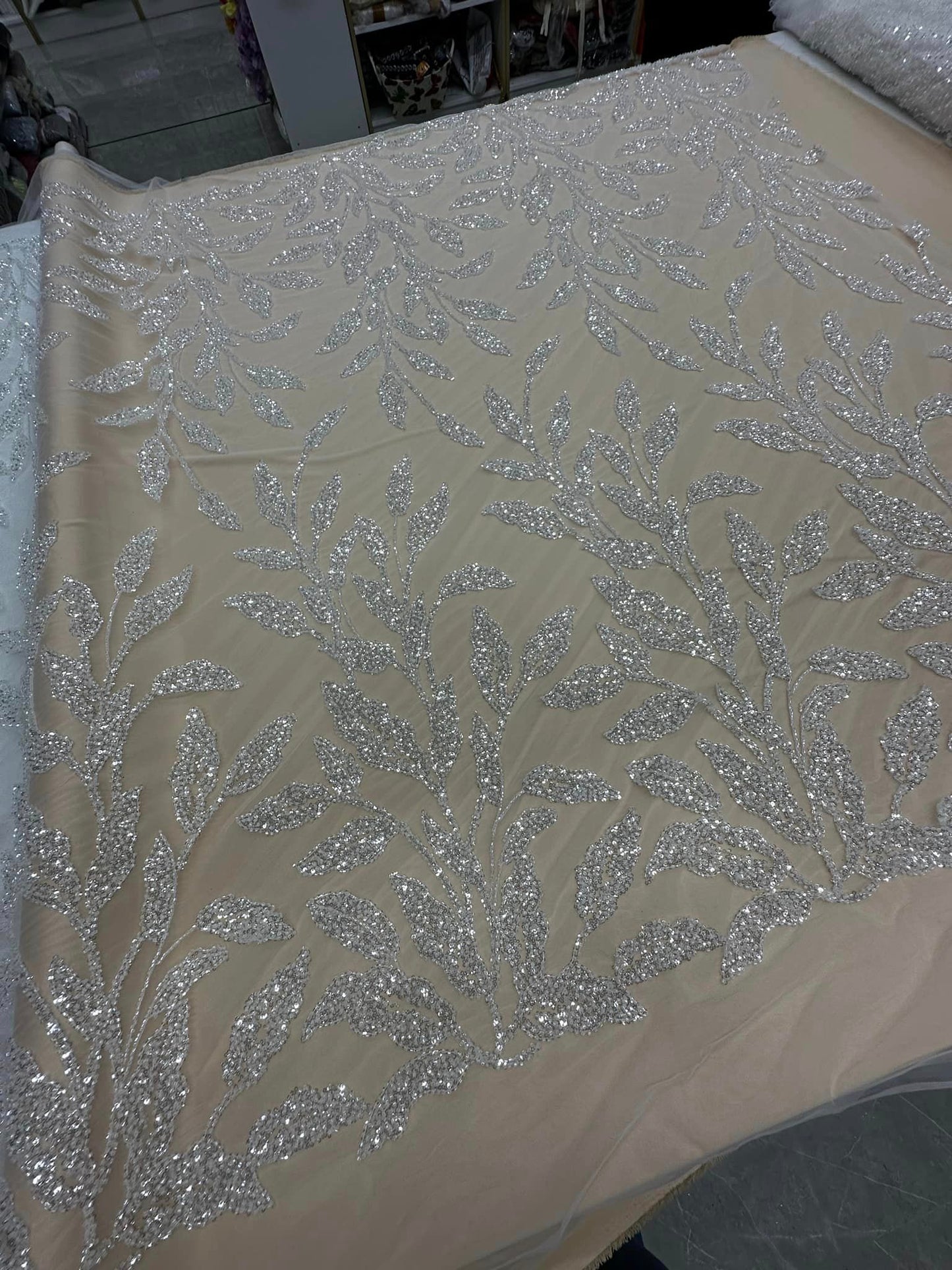 Broderie accesorizata cu paiete si margele / MODEL MERSIN