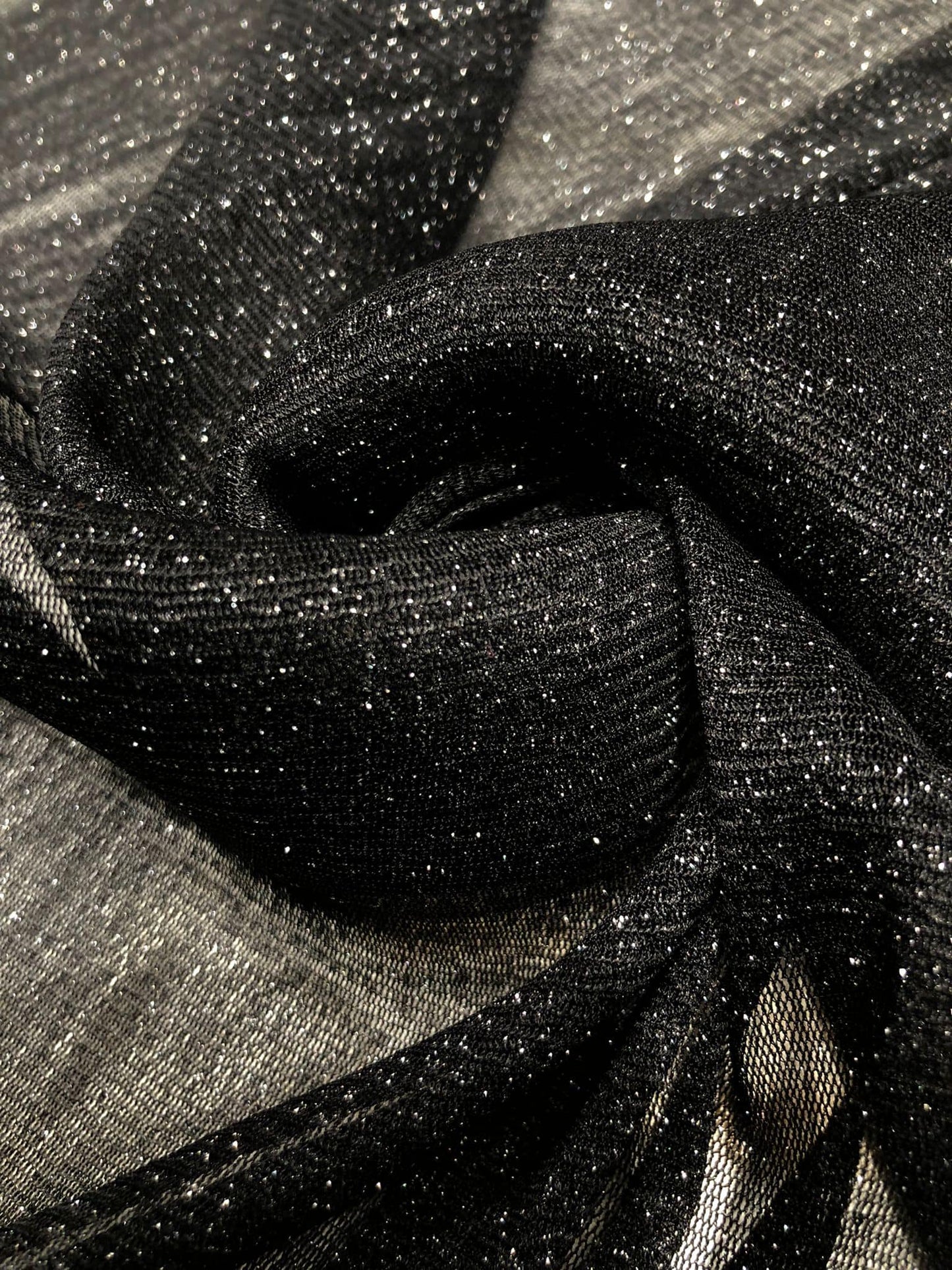 Tulle negru, tip plasa elastica, cu fir lame argintiu